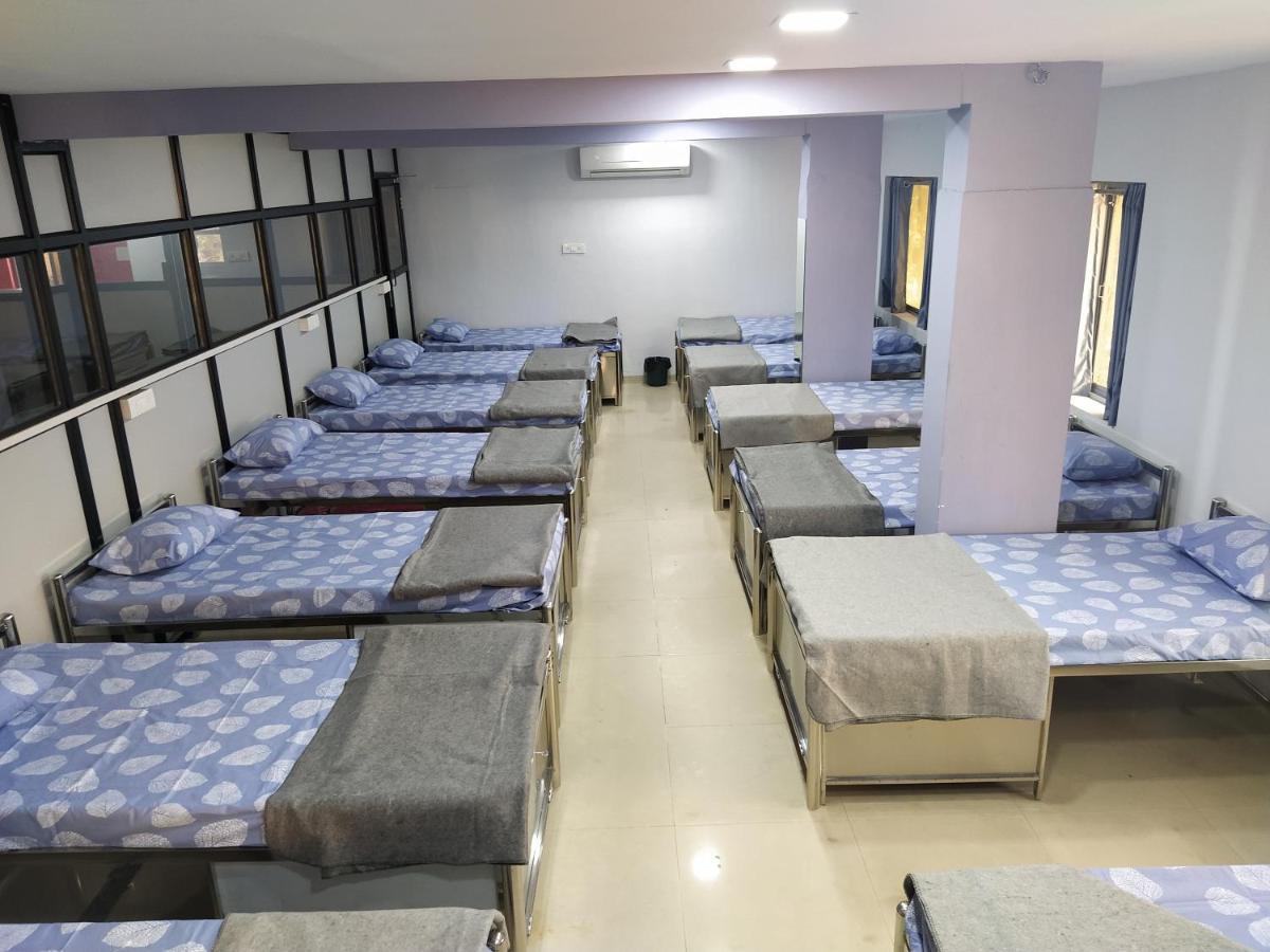 Shiv Sai Dormitory Vadodara Esterno foto